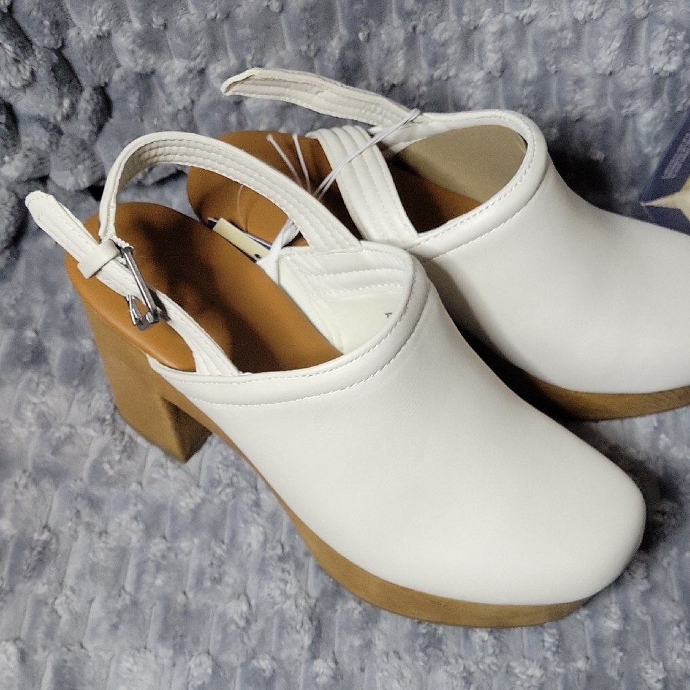 Universal Thread White Mules with Minimalist Design